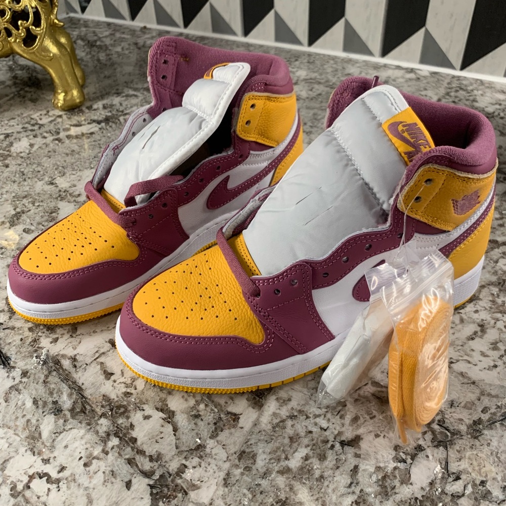 2022 Air Jordan 1 Retro High OG GS 'Brotherhood'.